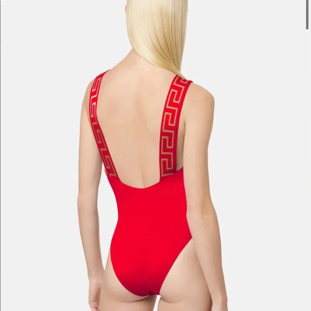 Beautiful red swimsuit - Picture 2 of 4
